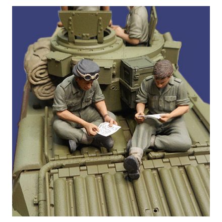 Callsign Models Letters Home - 2 Tank crew readings letters WW2 makett