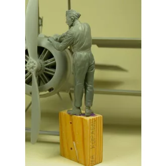 Copper State Models RFC Air Mechanic Repairing WWI makett