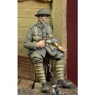   D-DAY miniature studio WWI British Infantryman sitting on a case
