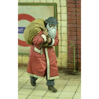   D-DAY miniature studio British/German Santa Claus, London/Berlin 1940-1945