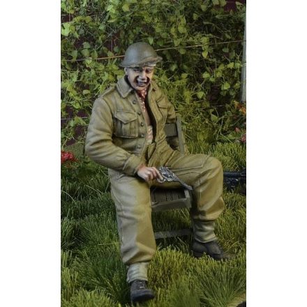 D-DAY miniature studio WWII British Soldier wounded 1940-45