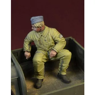 D-DAY miniature studio WWII Luftwaffe Bomber Pilot sitting