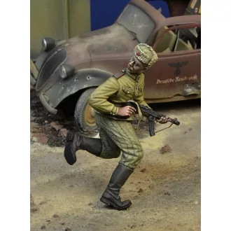   D-DAY miniature studio Soviet Trooper running with PPS-43 MP, Berlin 1945