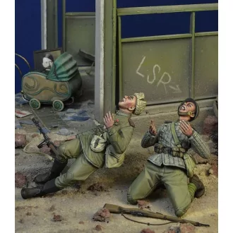   D-DAY miniature studio Soviet Troopers killed in Action, Berlin 1945