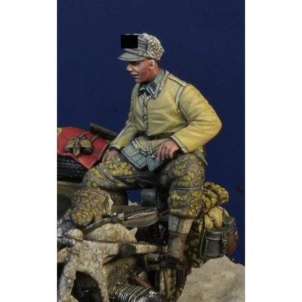 D-DAY miniature studio Waffen SS soldier, Hungary 1945 (for backseat)