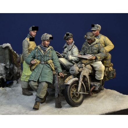 D-DAY miniature studio “Unternehmen Frühlingserwachen” 3.SS PzDiv. Soldiers, Hungary, Winter 1945 For Zündapp KS 750 Motorcycle (5 figures + motorcycle accessories)
