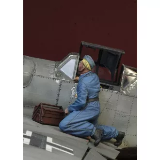 D-DAY miniature studio Luftwaffe Mechanic kneeling on a Wing