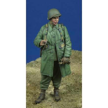D-DAY miniature studio US Paratrooper NCO in raincoat 1944-45