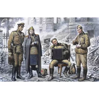   ICM Sowjetische Soldaten bei der Pause Mai 1945 1:35 figura készlet