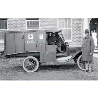   ICM Model T 1917 Ambulance with US Medical Personnel 1:35 katonai jármű makett