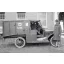 ICM Model T 1917 Ambulance with US Medical Personnel 1:35 katonai jármű makett