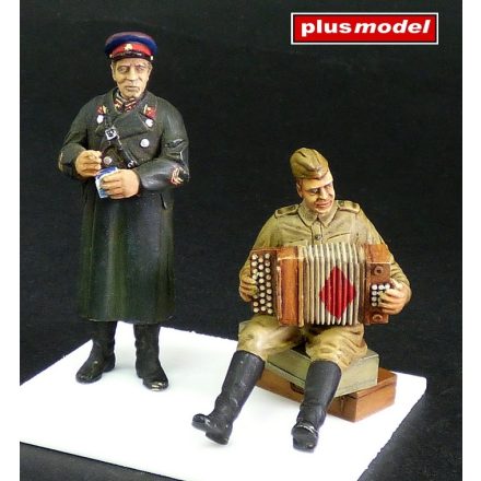 Plus Model Red Army Soldier,WWII.-Accordionist and NKVD Officer makett