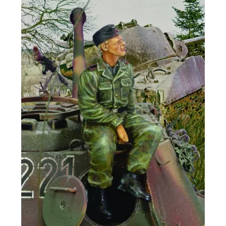   Royal Model Waffen SS tanker sitting on turret-WWII figura készlet
