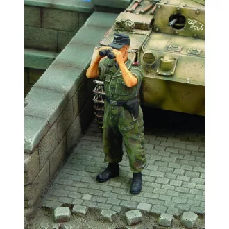   Royal Model Waffen SS tanker looking through binoculars-WWII figura készlet