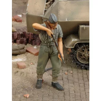   Royal Model German soldier cleaning rifle-WWII figura készlet