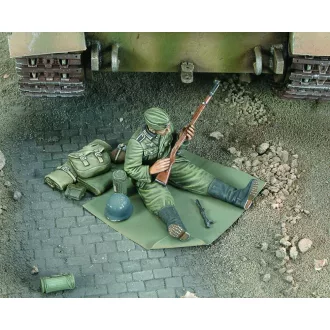   Royal Model German soldier cleans up his rifle-WWII figura készlet