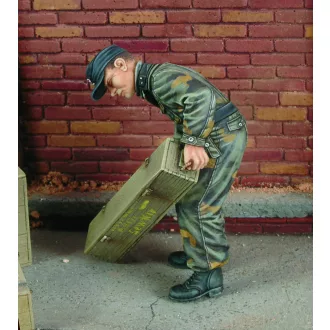   Royal Model King Tiger crewman with Italian Camouflage figura készlet