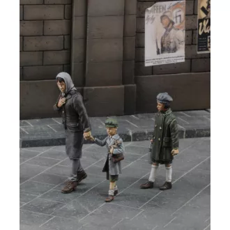 Royal Model Mother with her children figura készlet