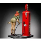 Royal Model Pin-up at the gas pump figura készlet