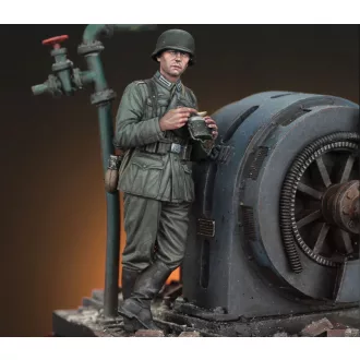   Royal Model German infantry soldier eating - WWII figura készlet