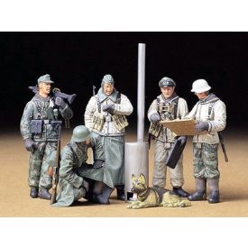 Tamiya Geman Soldiers at Field Briefing