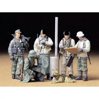  Tamiya German Soldiers at Field Briefing - katonai figura makett