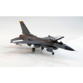 Tamiya F-16 CJ Fighting Falcon makett