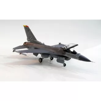 Tamiya F-16 CJ Fighting Falcon makett