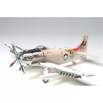 Tamiya Douglas Skyraider AD-6 repülőgép makett