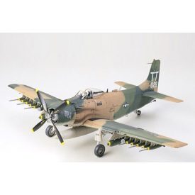 Tamiya Douglas A-1J Skyraider USAF makett