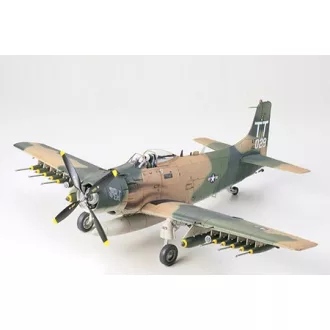 Tamiya Douglas A-1J Skyraider USAF repülőgép makett