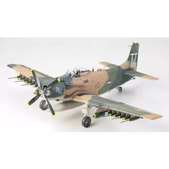 Tamiya Douglas A1J Skyraider USAF - katonai repülő makett