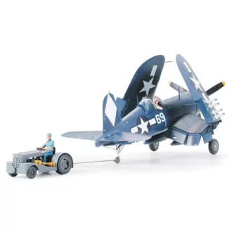   Tamiya Vought F4U-1D Corsair with Moto-Tug - katonai repülő makett