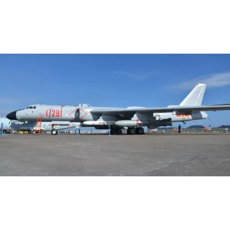 Trumpeter Xian H-6K Stratedgic Bomber repülő makett